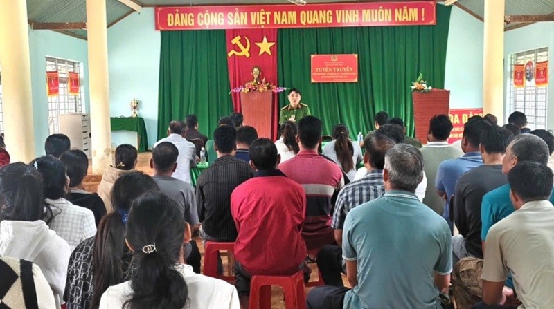 Công an xã Đắk Song tổ chức tuyên truyền, ký cam kết xây dựng xã "không ma tuý"